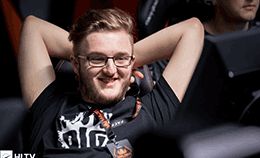 难堪，职业选手smooya愤怒退出比赛队友4V5拿下胜利